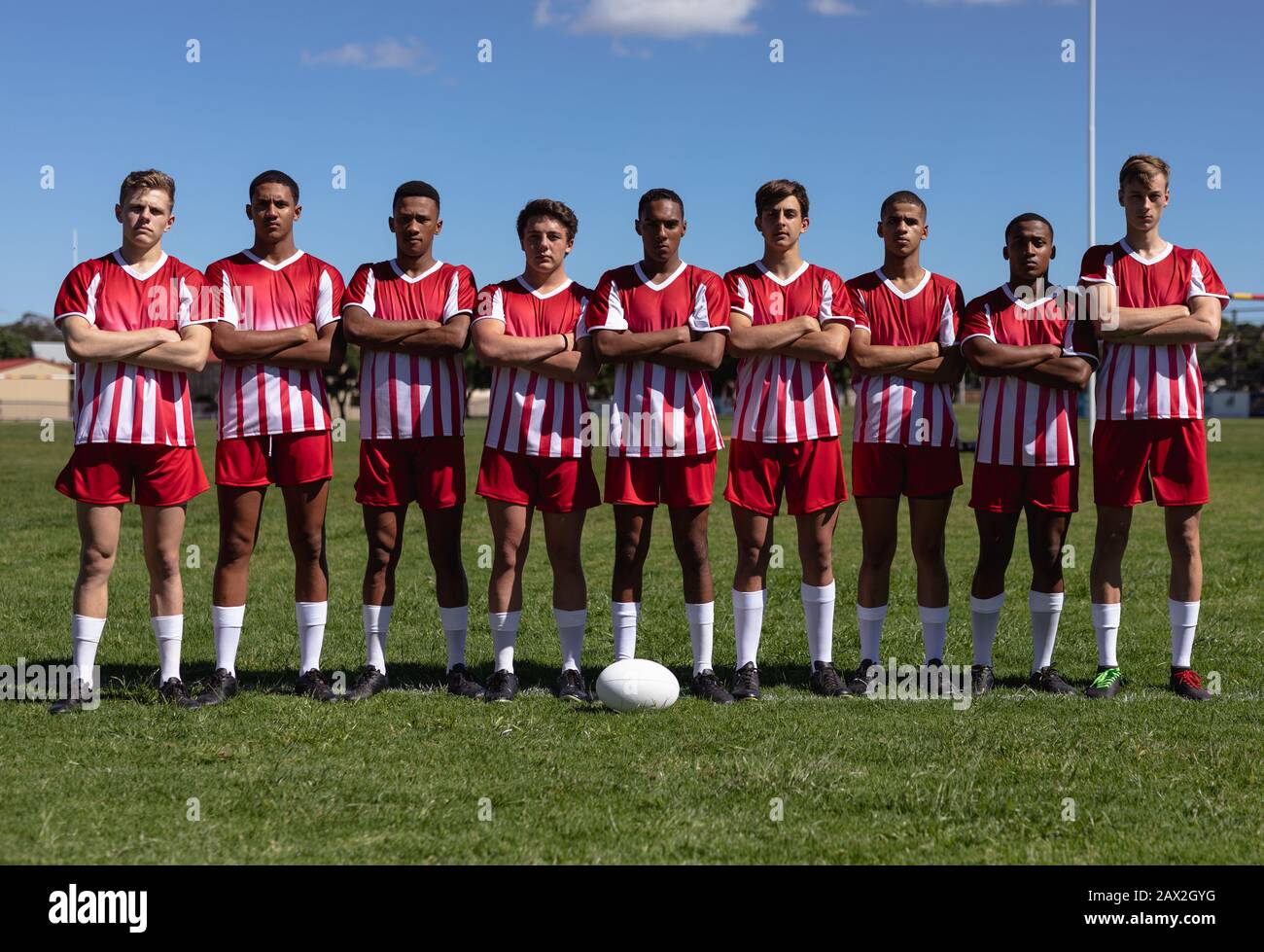Rugby-Mannschaft steht vor der Kamera Stockfoto