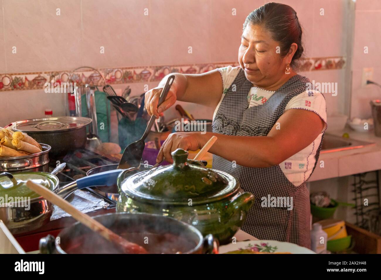 Teotitlán del Valle, Oaxaca, Mexiko - Landfrauen im Tlacolula-Tal von Oaxaca profitieren von einem Mikrofinanzdarlehen, das von der gemeinnützigen En V durchgeführt wird Stockfoto