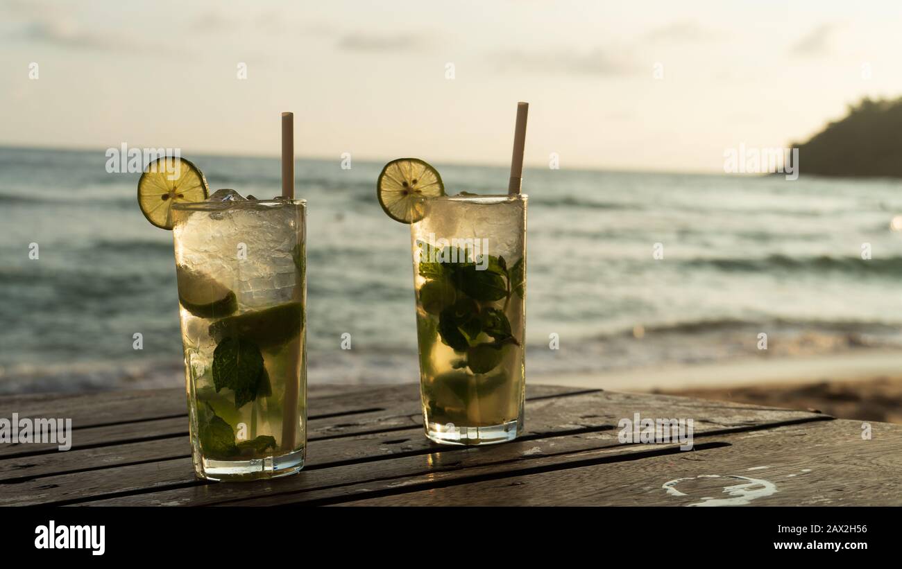Kalte und frische mojito alkoholische Getränke mit Zitrone, tropischer sonniger Abend Stockfoto
