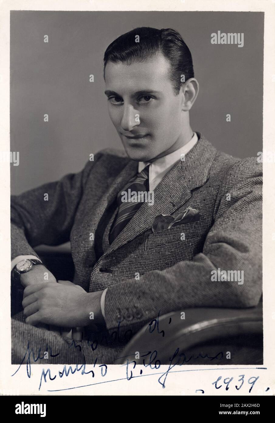 1939, ITALIEN: Der gefeierte italienische Rundfunksprecher NUNZIO Filogamo ( 1902 - 2002 ), berühmt für seine Rolle des aramis im Jahr 1934 Hörspiel der italienischen EIAR-Ausgabe I QUATTRO MOSCHETTIERI von Nizza & Morbelli, Sponsoring von Perugina Chocolat . Filogamo war auch der Sprecher der ersten Ausgabe des Festival della Canzone Italian in San Remo 1951 (und danach für die Ausgaben 1952 - 1953 - 1954 und 1957). - RADIOTAGE - presentatore radiofonico - Sanremo-Festival - Werbung - Pubblicita - Pubblität - HOMOSEXUALITÄT - Homosexualität - Omossessuale - omosessualità - ANNI TRENTA - 30 Stockfoto