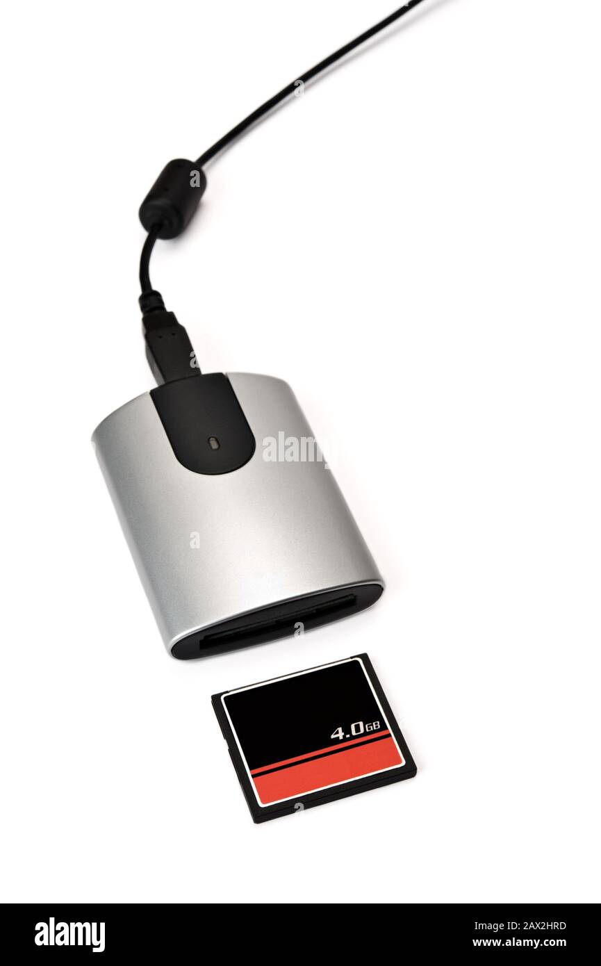CompactFlash-Speicherkarte und Kartenleser auf weißem Hintergrund. Stockfoto