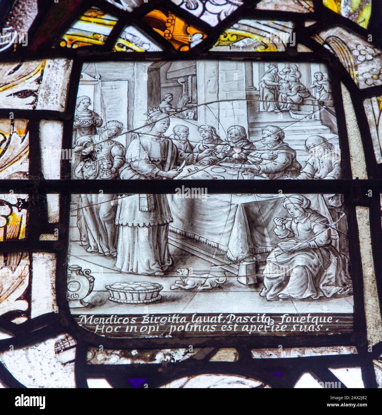 Glasfenster in Der Allerheiligenkirche, Eyke, Suffolk, England, Großbritannien - Saint Bridget, das die Bettler aus dem 17. Jahrhundert füttert Stockfoto