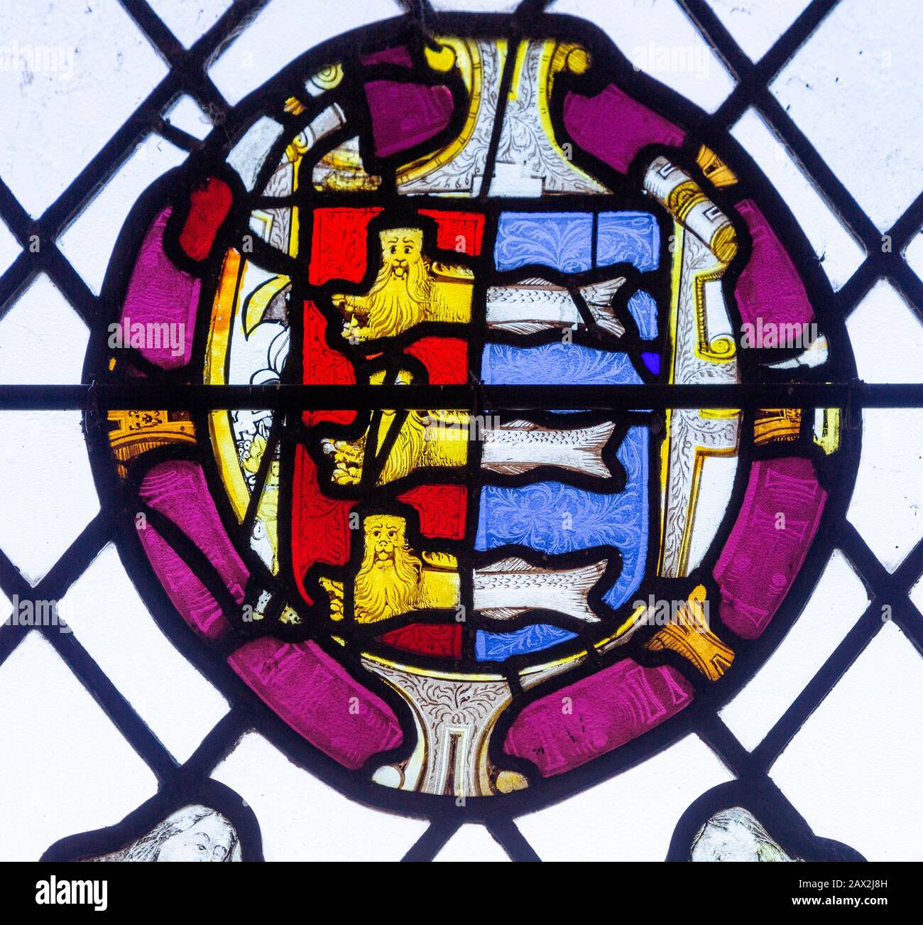 Glasfenster in All-seilys-Kirche, Eyke, Suffolk, England, Großbritannien, Rundel-Wappen aus dem 17. Jahrhundert von Great Yarmouth Stockfoto