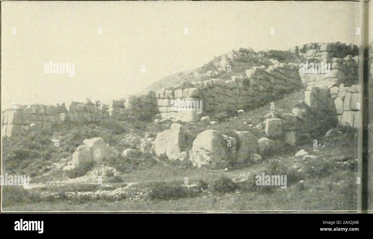 Über Südamerika; ein Bericht über eine Reise von Buenos Aires nach Lima über Potosí, mit Notizen über Brasilien, Argentinien, Bolivien, Chile und Peru . wurde von der alten Jesuitenkirche zu seiner Hinrichtung gebracht. Um eine Wiederholung indischer Aufstände zu verhindern, wie er begonnen hatte, hielten die spanischen Behörden es für notwendig, die teuflischsten Grausamkeiten sowohl ihm als auch seiner Frau zu praktizieren. Sie wurde auf ein Loftyscaffold gelegt, ihre Zunge wurde herausgeschnitten, und es wurde ein Einstich gemacht, um sie mit einer Eisenschraube anzugaren. Als sie feststellte, dass ihr Hals so klein war, dass sie bei diesem Mann nicht erwürgt werden sollte Stockfoto