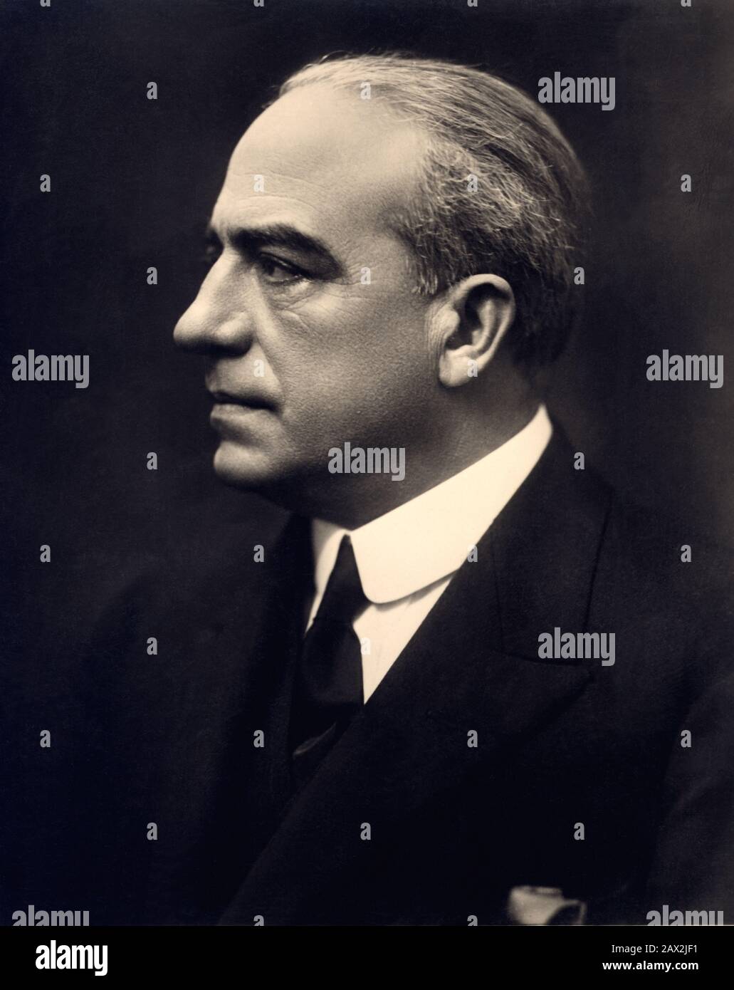 1935 Ca, ITALIEN: Der gefeierte italienische Musikkomponist UMBERTO GIORDANO ( Foggia - Milano 1948 ), Komponist von VERISMO-OPERN. Seine Meisterwerke waren ANDREA CHENIER und FEDORA . - OPERA LIRICA VERISTA - COMPOSITORE - MUSICA - Porträt - Ritratto - Krawatte - Krawatte - Kragen - Colletto - MUSICA CLASSICA - KLASSIK - OPER - COMPOSITORE LIRICO - Porträt - Ritratto - Profil - Profil - Musica - MUSICA - - - - - --- Archivio GBB Stockfoto