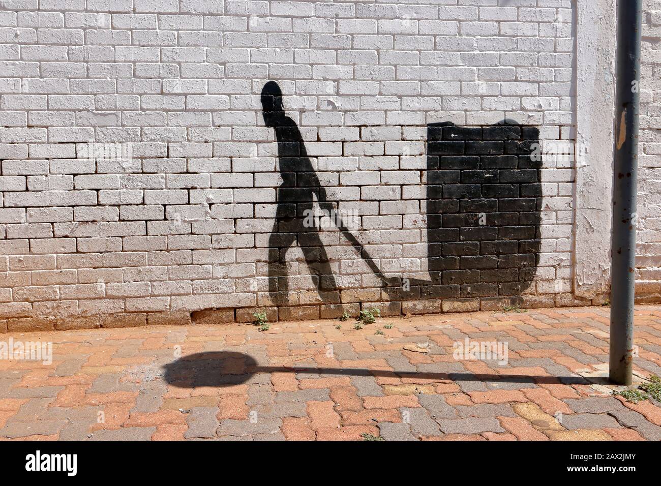 Street Art im Silhouette- oder Schattenformat, das die Entschlossenheit zeigt, hart für ein Einkommen aus dem Lebensunterhalt zu arbeiten und trotz der Chancen weiter zu gehen Stockfoto