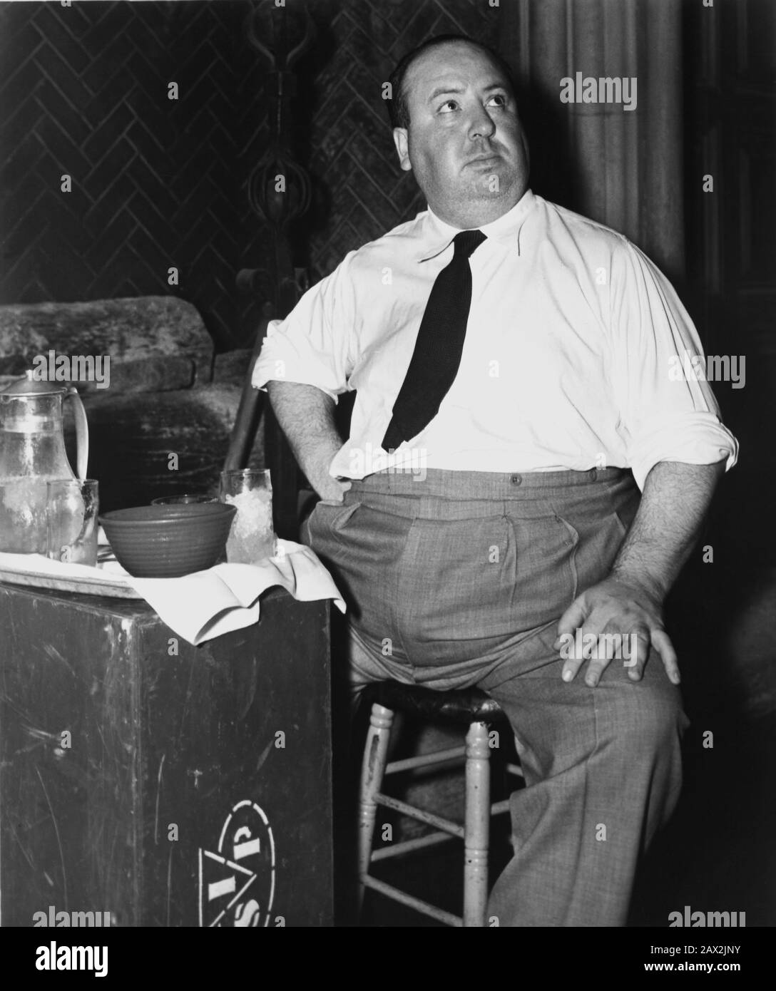 1939 , USA : Der gefeierte Filmregisseur ALFRED HITCHCOCK (* 1899 in HITCHCOCK, USA; † 1980 in REBECCA (* 1940 in Rebecca la prima moglie) Aus einem Roman von Daphne Du Maurier - KINO - FILM - REGISTA CINEMATOGRAFICO - TRILLER - GENIO DEL BRIVIDO - sul Set - Pancia - Bauch - grasso uomo - Fettmann - Fette - Krawatte - Krawatte - weißes Hemd - Camicia bianca - - - - - Archivio GBB Stockfoto