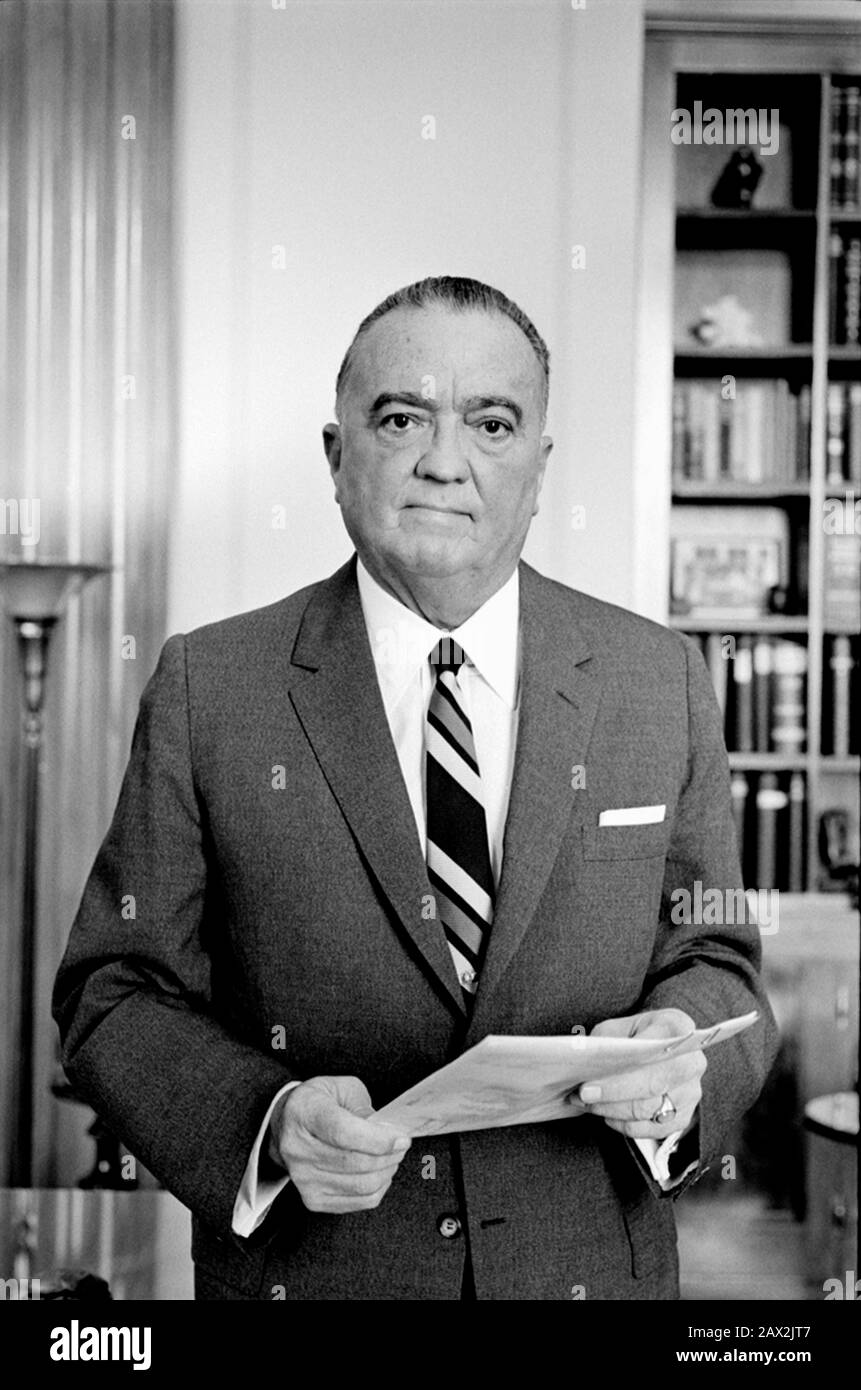 1961 , 28. september , WASHINGTON, USA : Die Vereinigten Staaten feierten den FBI-Gründer EDGAR John HOOVER (* ca. Foto von Marion S. Trikosko . War der erste Direktor des Federal Bureau of Investigation (FBI) der Vereinigten Staaten. Als Direktor des Präsidiums von Investigationópredecessor an die FBIóin 1924 berufen, war er 1935 maßgeblich an der Gründung des FBI beteiligt, wo er bis zu seinem Tod 1972 Direktor blieb. - POLITICA - POLITICO - POLITICA - POLITICA - POLITICO - POLITIKER - EDGAR J. HOOVER - cravatta - tie - Kragen - colletto - POLIZIOTTO - POLIZIST -- Archivio GBB Stockfoto