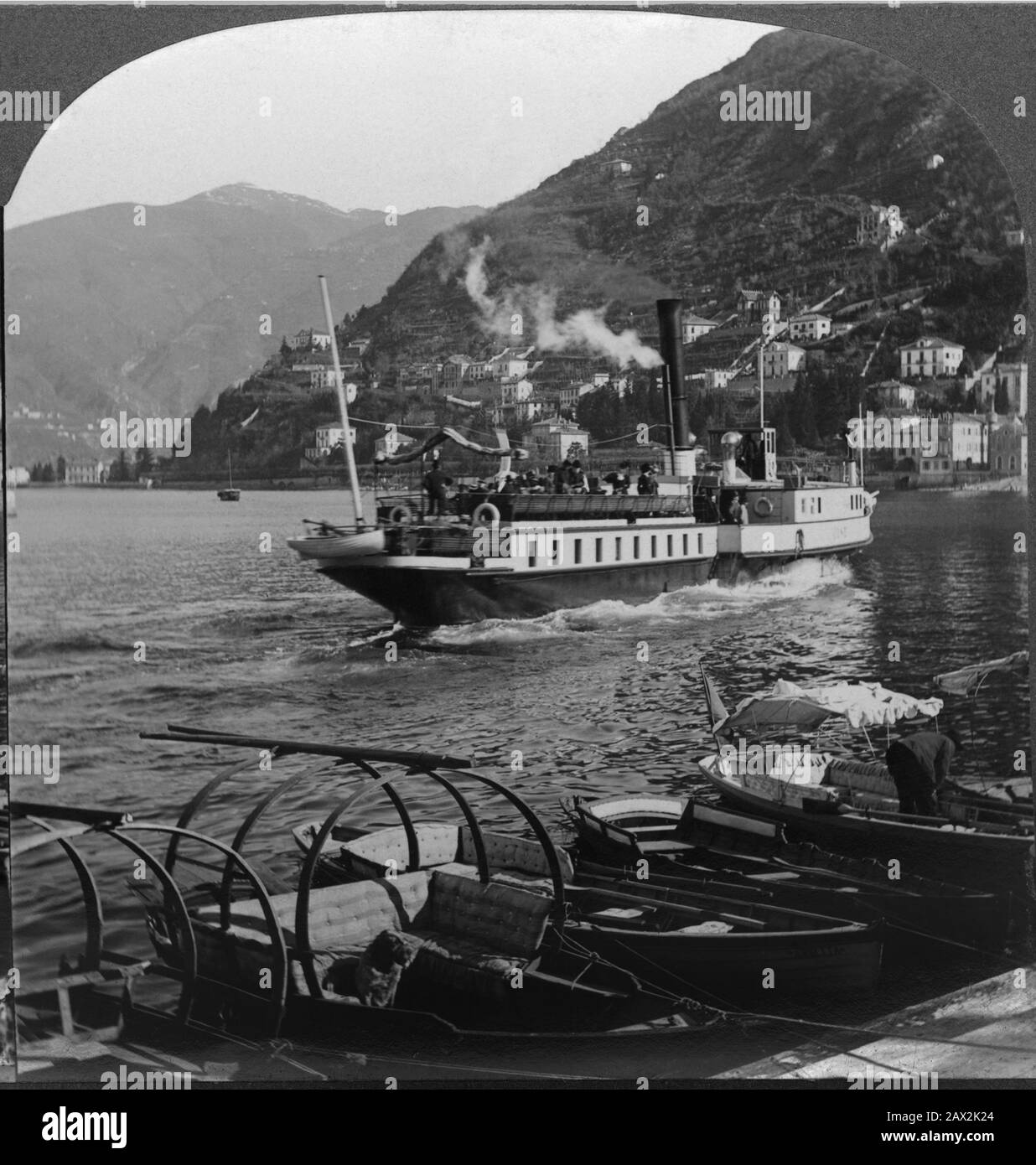1905 Ca, LAGO di COMO, ITALIEN: Der SEE und der umliegende Berg von der Landung . Foto von Keystone View Company, USA - ITALIA - FOTO STORICHE - GESCHICHTE - GEOGRAFIA - GEOGRAPHIE - SEE - BELLE EPOQUE - Traghetto - Vaporetto - Fährschiff - barca - Boot - montagna - Turisti - Touristen - turismo - Tourismus - - - - Archivio GBB Stockfoto