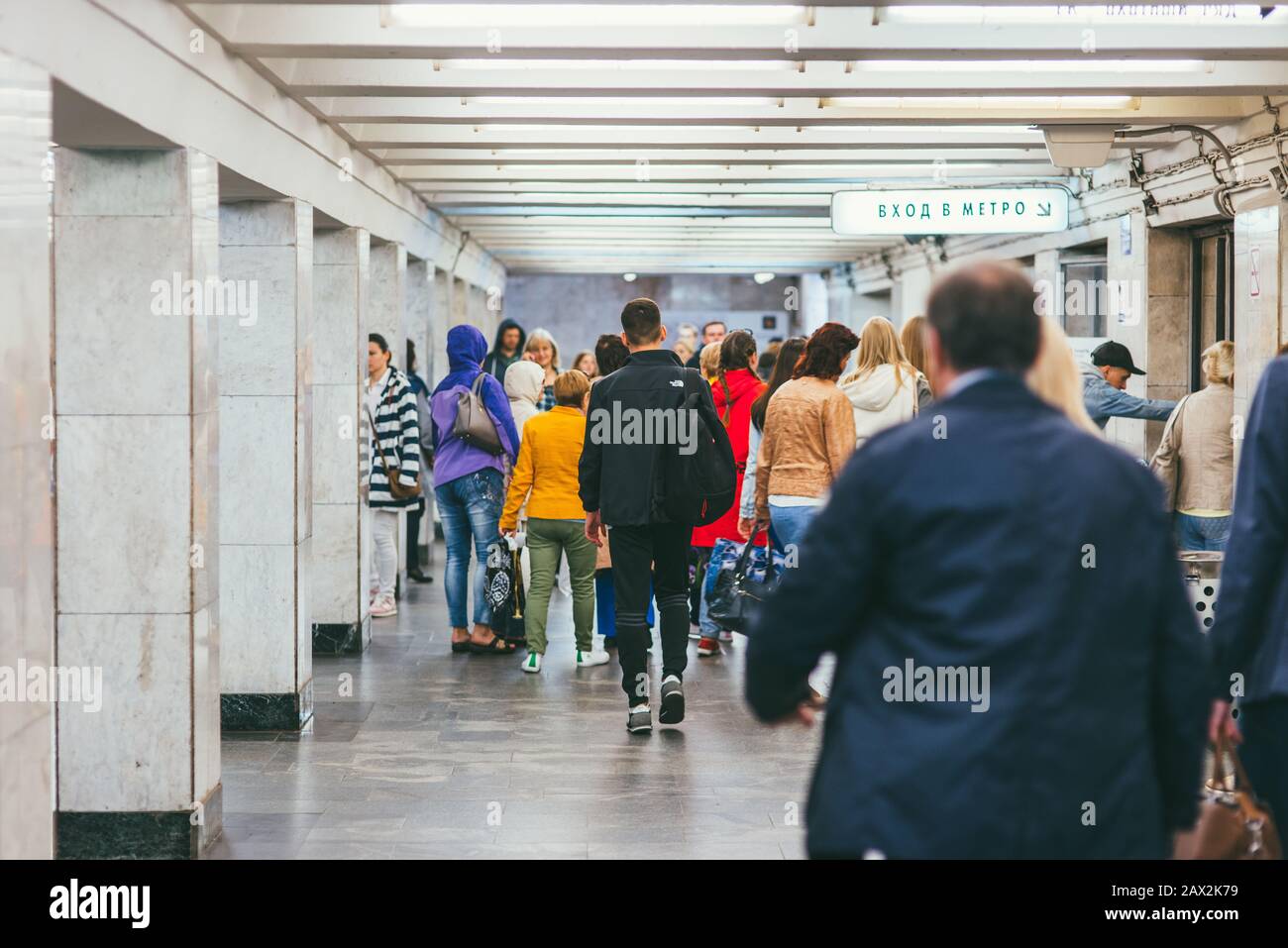 Moskau, Russland - 7. JULI 2017. Eine Menge Leute überqueren die Unterführung zur U-Bahn-Station Stockfoto