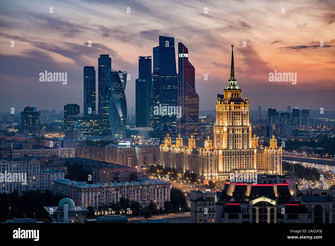 Luftaufnahme der Skyline der Stadt Moskau bei Sonnenuntergang mit architektonischen Sehenswürdigkeiten und internationalem Business Center in Moskau, Russland. Stockfoto