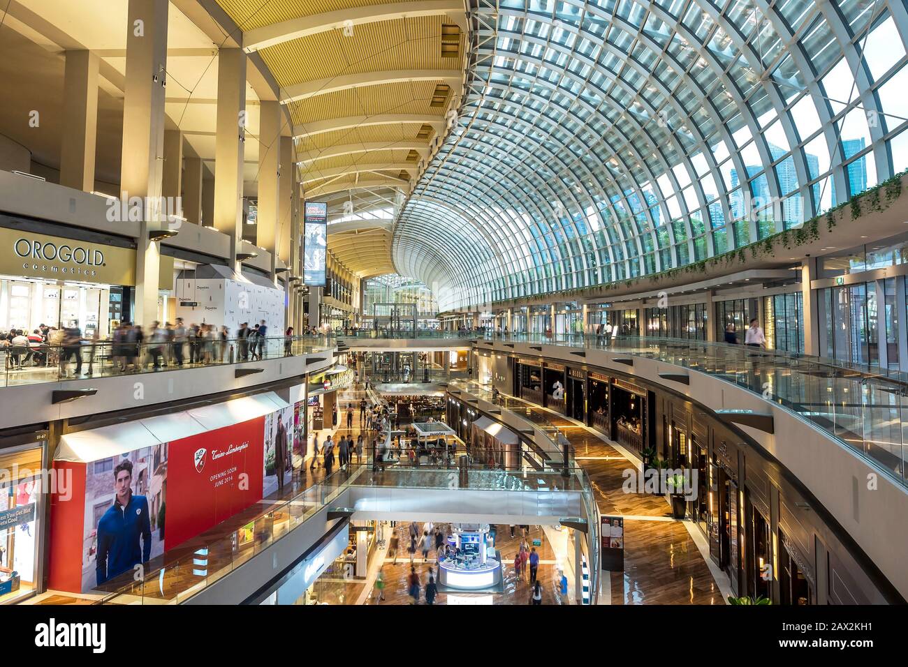 Innenansicht Der Shoppes in Marina Bay Sands, einem der größten Luxuszentren in Singapur. Stockfoto