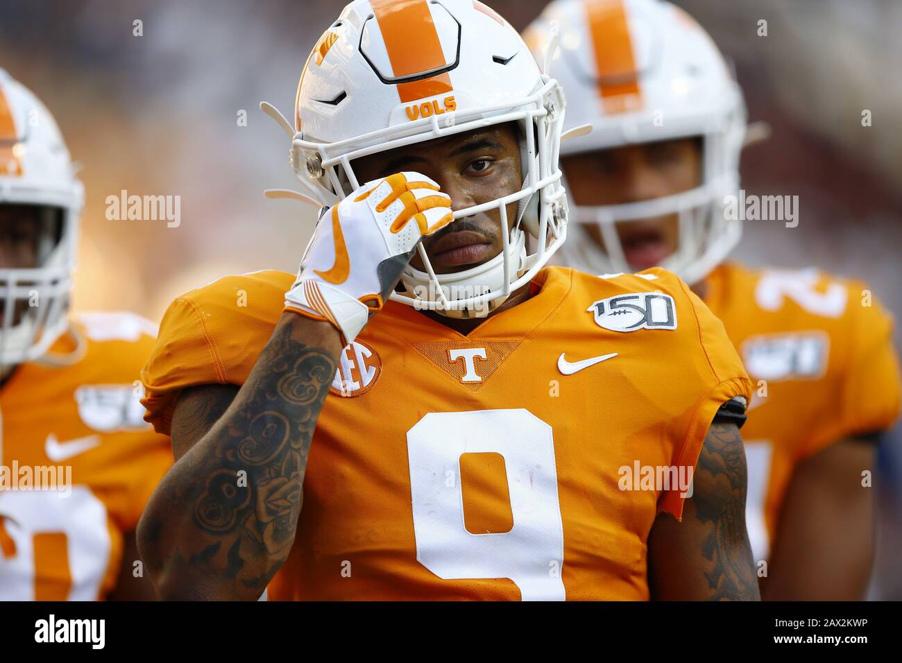 Die University of Tennessee Engagiert Sich Ehrenamtlich für die Defensive von Garrett Johnson (9) während eines College-Football-Spiels zwischen UTenn und BYU am 7. September 2019. Stockfoto Die University of Tennessee Engagiert Sich Ehrenamtlich für die Defensive von Garrett Johnson (9) während eines College-Football-Spiels zwischen UTenn und BYU am 7. September 2019. Stockfoto