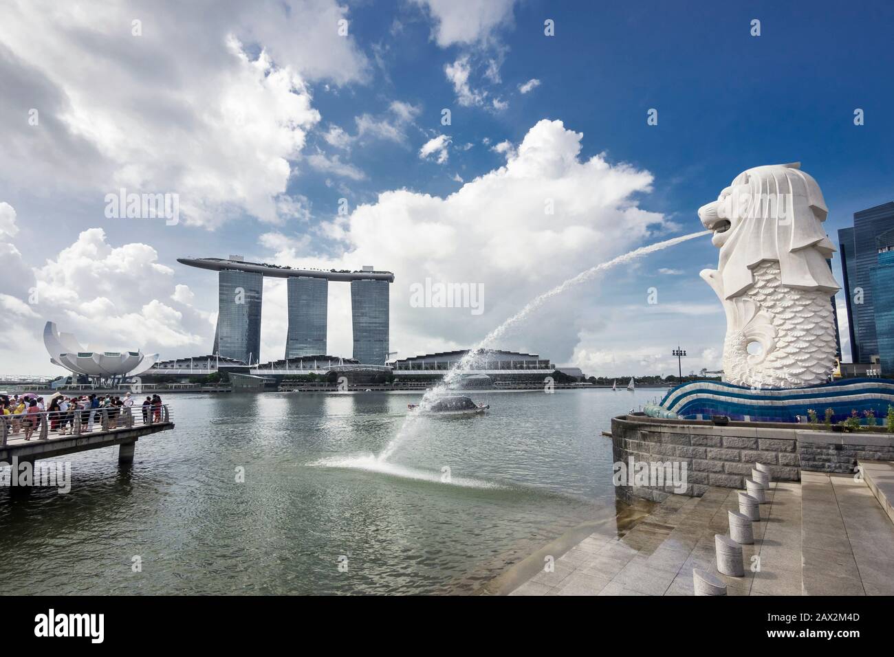 Blick auf die Statue von Merlion, Symbol von Singapur, mit berühmtem Hotel in Marina Bay Sands im Hintergrund. Stockfoto