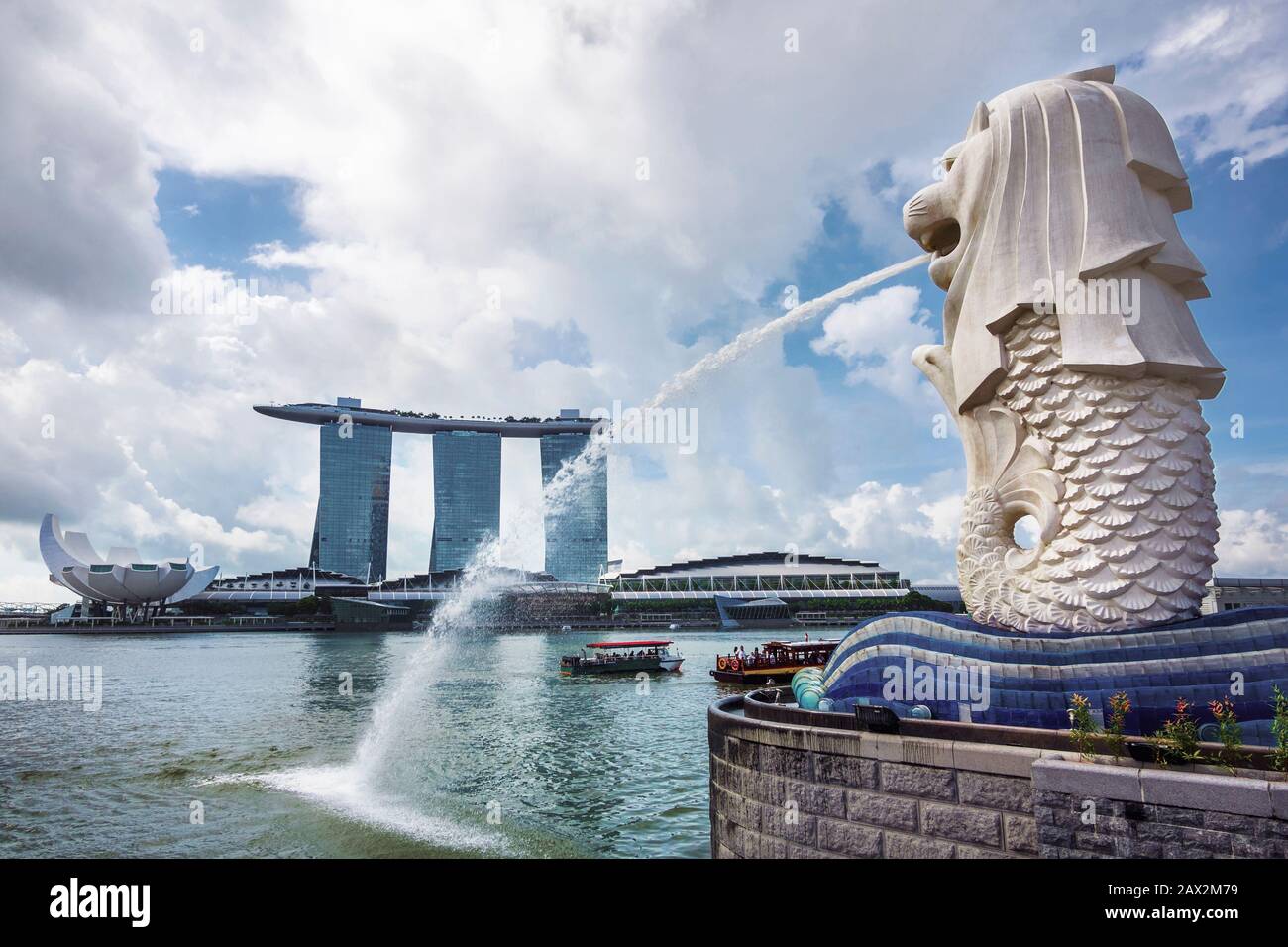 Blick auf die Statue von Merlion, Symbol von Singapur, mit berühmtem Hotel in Marina Bay Sands im Hintergrund. Stockfoto