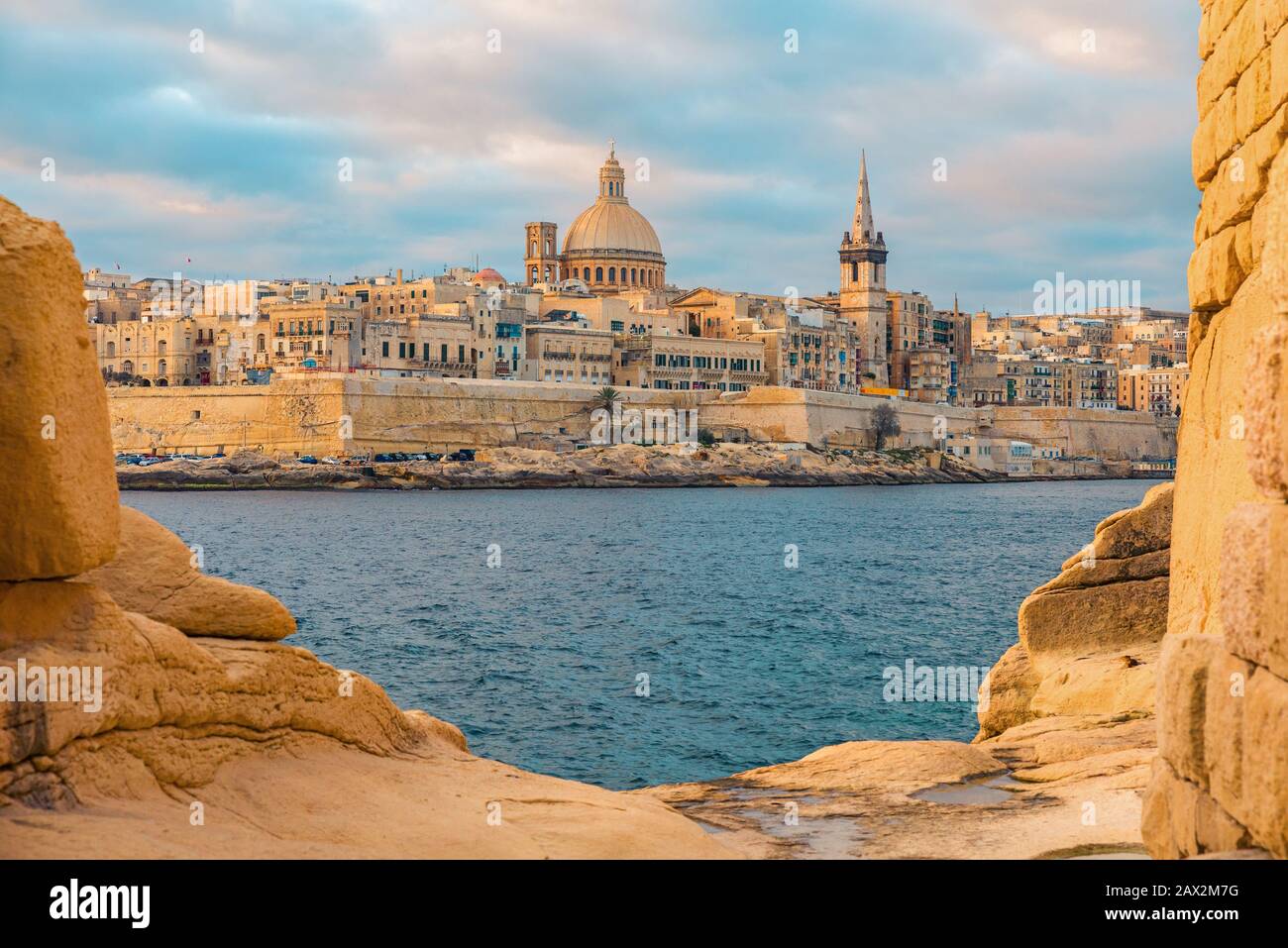 Blick auf Valletta, die Skyline der Altstadt von Malta, von Sliema auf der anderen Seite des Marsans-Hafengeländes bei Sonnenaufgang Stockfoto