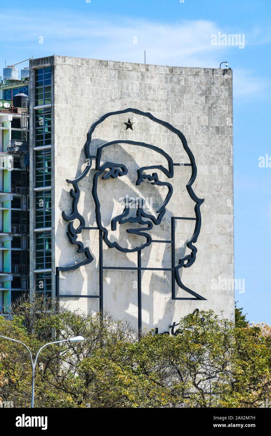 Innenministerium mit dem Gesicht von Che Guevara an der Fassade in Havanna. Che Guevara ist ein argentinischer Marxismus-Leninist und Internationalist revol Stockfoto