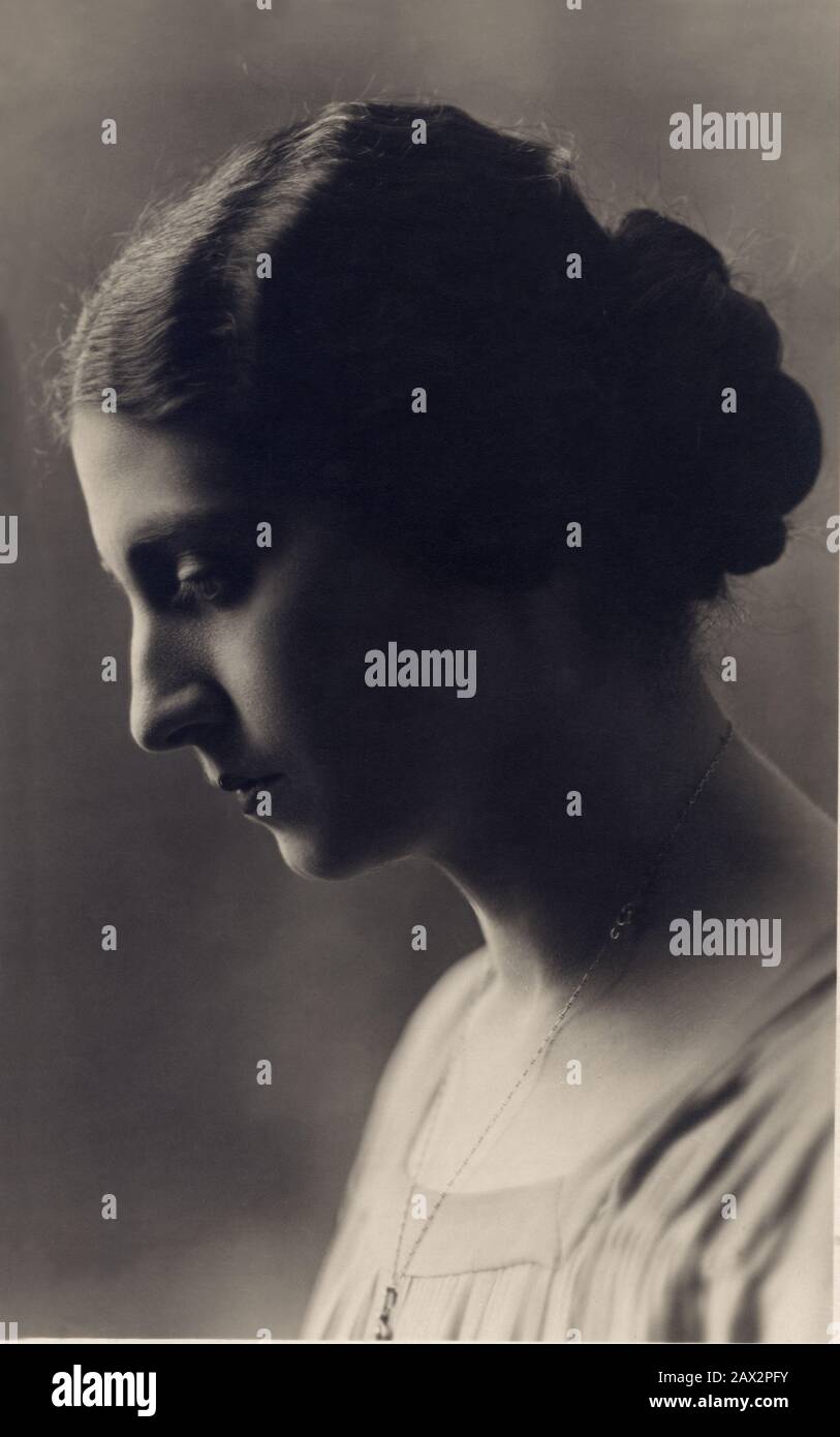 Ca, ITALIEN: Die italienische Film- und Theaterschauspielerin TINA LATTANZII (* 1902; † 1997). Foto von Vettori, Bologna . Lattani war die Stimme von Greta Garbo, Joan Crafword und Marlene Dietrich in den italienischen Ausgaben für Hollywood-Filme. - KINO - Film - DIVA - DIVINA - Porträt - Ritratto - THEATER - - ANNI VERS - 20 - 20 - Profilo - Profil - Chignon - Collo - Hals - goldene Kette - Catenina d' oro - Juwelen - Schmuck - Gioielli - Gioiello - DOPPIAGGIO - DOPPIATORE - DOPPIATRICE - --- ARCHIVIO GBB Stockfoto