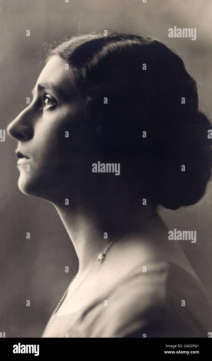 Ca, ITALIEN: Die italienische Film- und Theaterschauspielerin TINA LATTANZII (* 1902; † 1997). Foto von Vettori, Bologna . Lattani war die Stimme von Greta Garbo, Joan Crafword und Marlene Dietrich in den italienischen Ausgaben für Hollywood-Filme. - KINO - Film - DIVA - DIVINA - Porträt - Ritratto - THEATER - - ANNI VERS - 20 - 20 - Profilo - Profil - Chignon - Collo - Hals - goldene Kette - Catenina d' oro - Juwelen - Schmuck - Gioielli - Gioiello - DOPPIAGGIO - DOPPIATORE - DOPPIATRICE - --- ARCHIVIO GBB Stockfoto