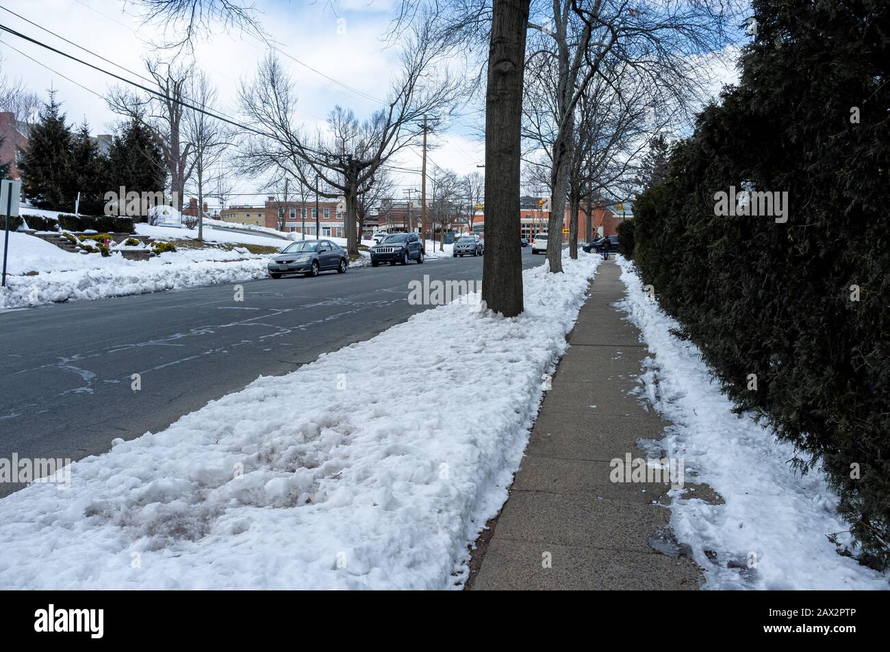 Straße in der amerikanischen Vorstadt nach dem Schneesturm Stockfoto