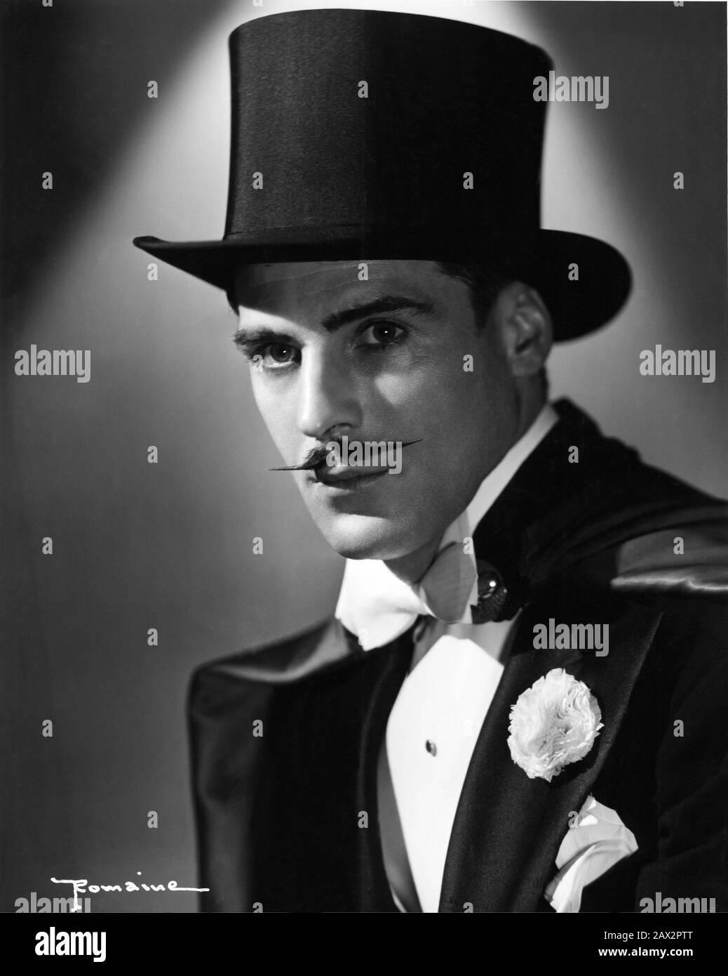 1953, USA : Der gefeierte amerikanische Zauberer LEON MANDRAKE (* Leon Giglio (* zwischen 1911 und 1993) war ein italienisch-amerikanischer Zauberer, Mentalist, Illusionist, Eskapologe, Ventriloquist und Stunt-Darsteller, der weltweit als Mandrake der Magier bekannt ist. Foto von Romaine, San Francisco. Leon Mandrake, der Bühnenmagier, der für seinen Hut, seinen Bleistiftschnurzbart und sein Scharlach-gefüttertes kap bekannt war, war die Grundlage für den Comic-Strip-Cartoon . Leon Mandrake, wurde zu dem Zeitpunkt begleitet, als der Streifen von Narda begann, seiner ersten Frau und Bühnenassistentin, die im Streifen erscheint. Samt, seine lebenslange Partne Stockfoto