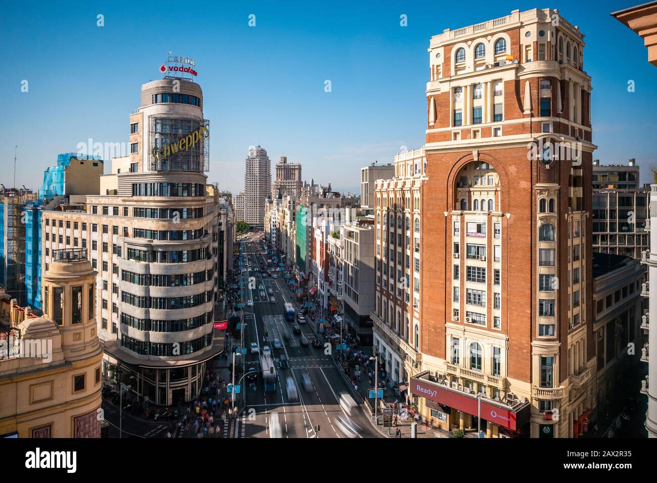Landmark-Gebäude und Verkehr auf der Gran Via Straße im Zentrum von Madrid, der Hauptstadt und größten Stadt Spaniens. Stockfoto