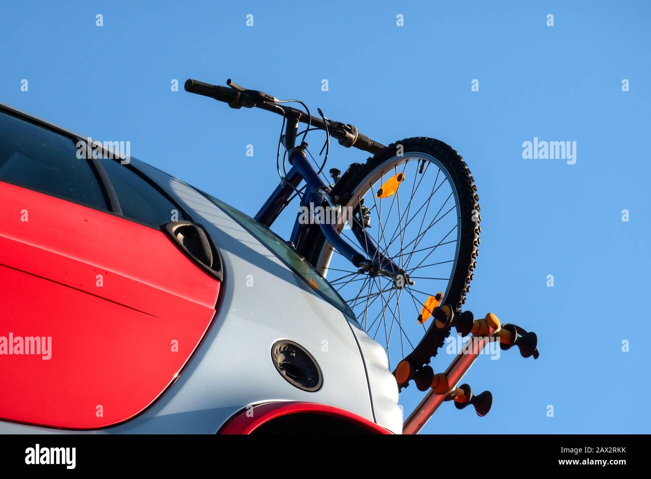 Blick vom Boden eines Fahrradträgers auf der Rückseite eines Autos Stockfoto