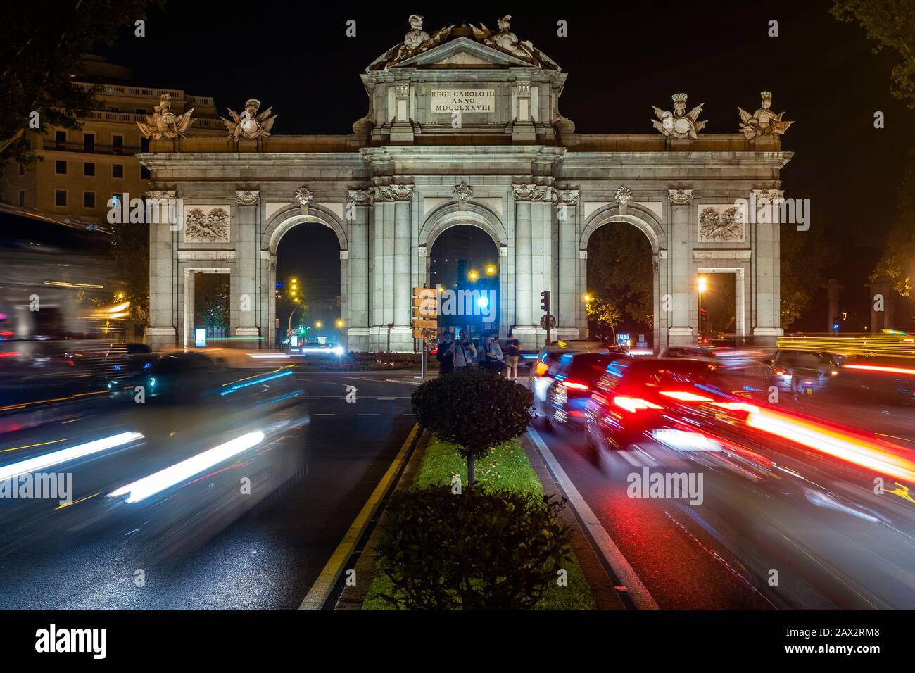 Blick auf die Nacht zum Alcala-Tor (Puerta de Alcala) auf der Plaza de La Independencia im Zentrum von Madrid, Spanien. Stockfoto