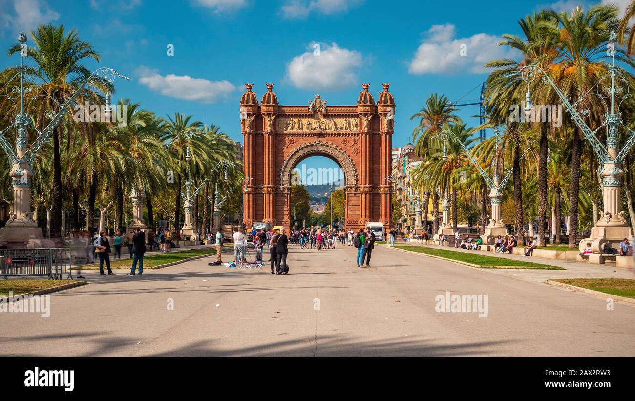 Touristen und Einheimische am Arc de Triomf an einem sonnigen Tag in Barcelona, Katalonien, Spanien. Stockfoto