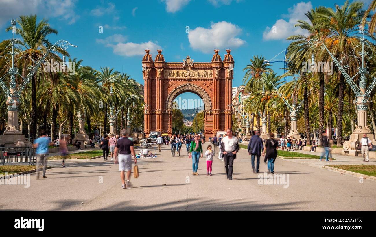 Touristen und Einheimische am Arc de Triomf an einem sonnigen Tag in Barcelona, Katalonien, Spanien. Stockfoto