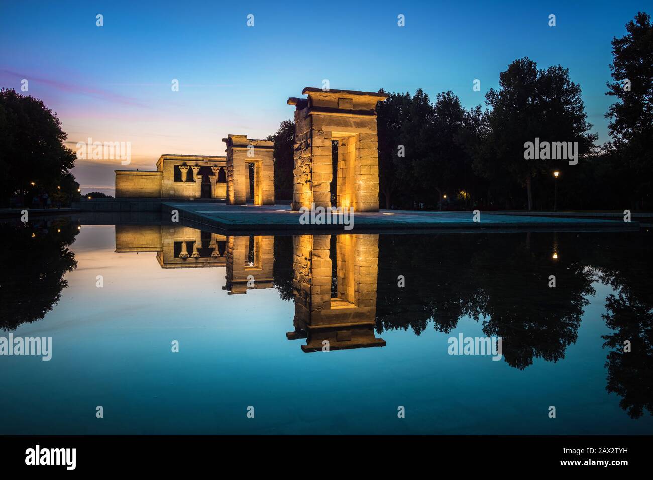 Tempel von Debod in der Abenddämmerung in Madrid, Spanien. Stockfoto