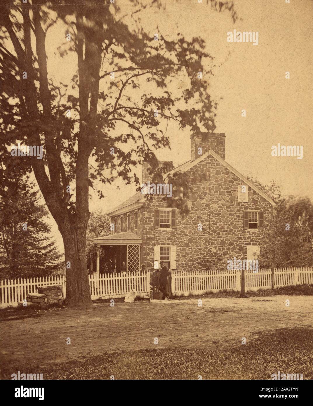 1872, USA: Ländliches Haus von mister D. Gualt in Birmingham, vom Fotografen Chester County, Pennsylvania. Foto von S.R. Fisher Landscape Fotograf 226 Main St. Norristown. - INGHILTERRA - GRAND BRETAGNA - FOTO STORICHE - HISTORIENFOTOS - CASA - HOME - ABITAZIONE - country - Campagna - FAMILIE - FAMIGLIA - STOCK - ARCHITEKTUR - ARCHITETTURA - GEOGRAFIA - GEOGRAPHIE - GARTEN - GIARDINO - Albero - tress - Hund - Rohrvolpino - - - - - -- - Archivio GBB Stockfoto