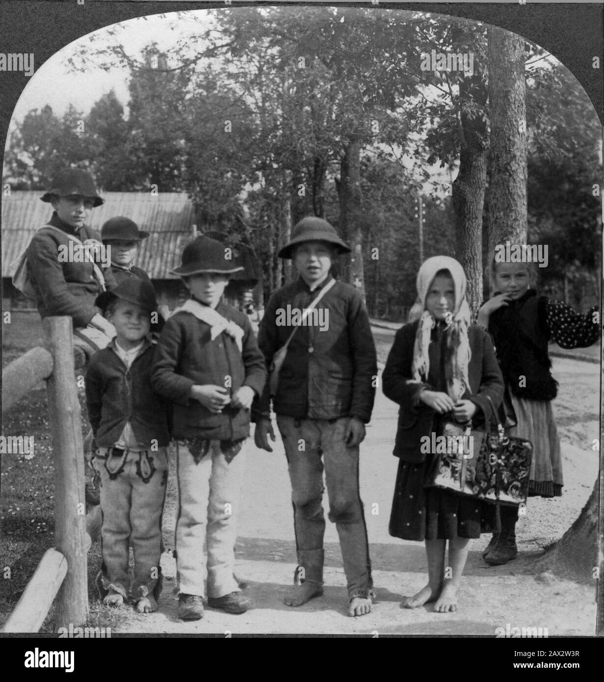 1918 Ca, Zakopane, Galicien, POLEN: Die Kinder der Schule im Dorf ZAKOPANE. Foto von Keystone View Company, USA . - SCUOLA - BAMBINI - BAMBINO - BAMBINA - KIND - KINDHEIT - INFANZIA - scolari - villaggio - FOTO STORICHE - HISTORIENFOTOS - GEOGRAFIA - GEOGRAPHIE - VECCHIA Europa - ALTEUROPA - POLONIA - Polacchi - Polacca - GALIZIA - Alunni - Barfußbaredi Nudi ---- Archivio GBB Stockfoto