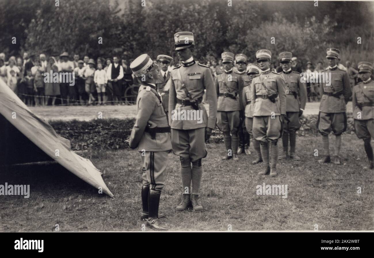 1929 ca. , TORINO , ITALIEN : Der italienische König VITTORIO EMMANUELE III. Di SAVOIA (* 1878; † 1900) mit Sohn UMBERTO, zukünftiger König von Italien UMBERTO II. Im Mai 1946. Auf diesem Foto bei Manovre Militari. Foto von G. Fagnano Torino .- ITALIEN - ITALIEN - CASA SAVOIA - REALI - nobiltà ITALIANA - SAVOYEN - ADEL - KÖNIGTUM - GESCHICHTE - FOTO STORICHE - Königtum - nobili - nobiltà - Porträt - Ritratto - Manouvres - Militäruniform - divisa unique militare - Stivali - Stiefel - Hut - Cappello - padre e figlio - Vater und Sohn --- Archivio GBB Stockfoto