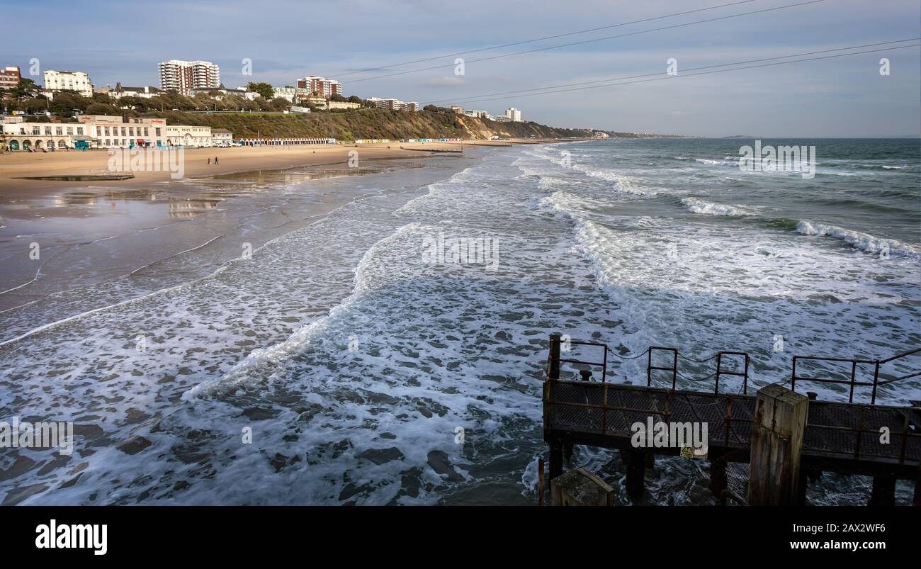 Blick auf die Küste und den Strand von Bournemouth vom Pier in Bournemouth, Dorset, Großbritannien Stockfoto