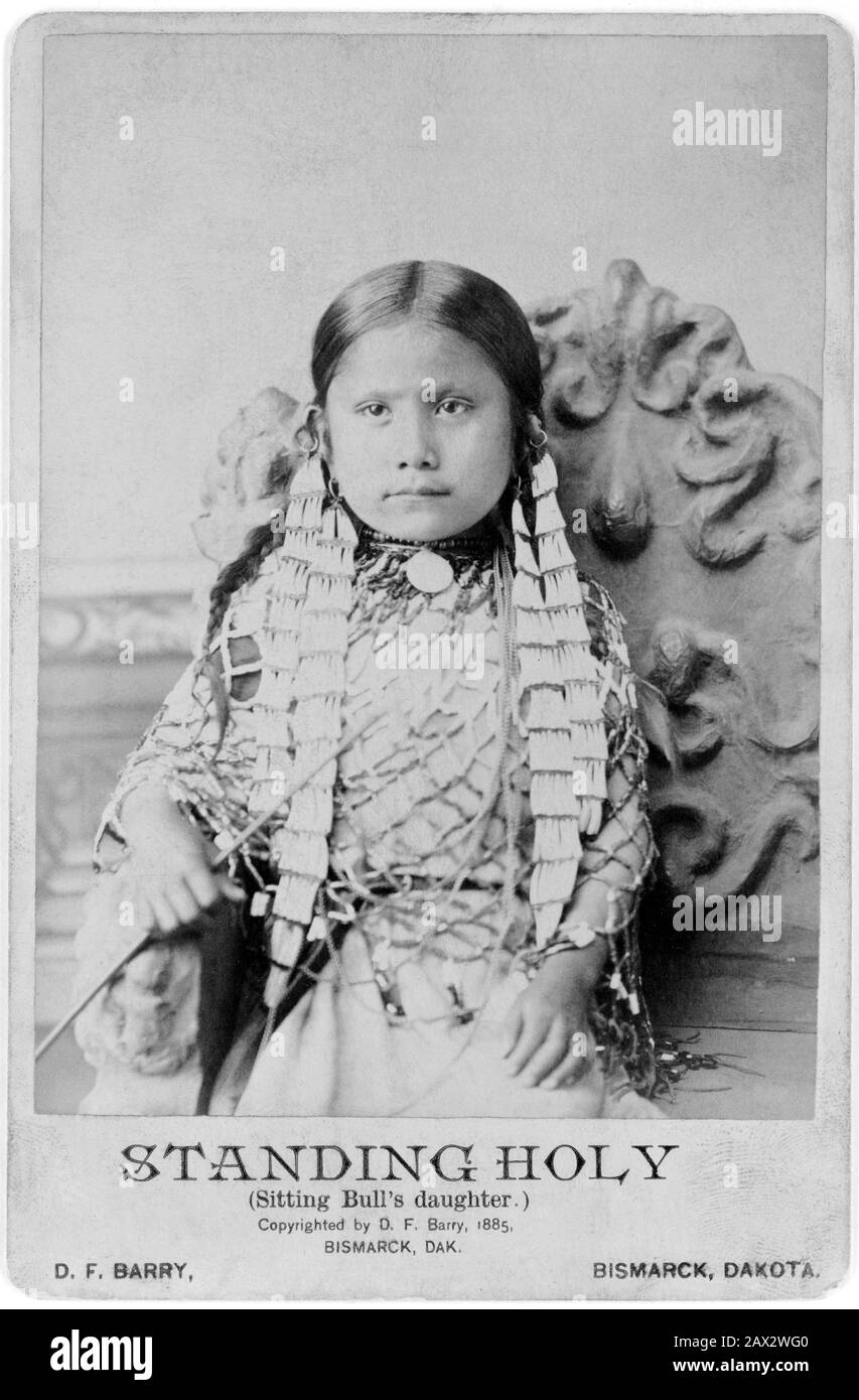1885 : Die kleine Indische Hunkpapa Lakota Sioux Chief SITTING BULL (; * um 30-1890) Tochter, DIE HEILIG steht. Foto von D. f. Barry, Bismark, Dakota . - Buffalo Bill's Wild West Show - Tatanka Lyotake - Epopea del Selvaggio WEST - NATIVE AMERICANS - INDIANO D' AMERICA - Indiani - Pellerossa - Squaw - TORO SEDUTO - Bambina - Bambino - Bambini - kleines Mädchen - Kindheit - Infanzia - Kind - Kinder - Treccie - PORTRÄT - RITRATTO - GESCHICHTE - FOTO STORICHE - --- ARCHIVIO GBB Stockfoto