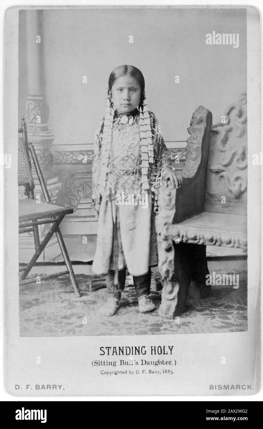 1885 : Die kleine Indische Hunkpapa Lakota Sioux Chief SITTING BULL (; * um 30-1890) Tochter, DIE HEILIG steht. Foto von D. f. Barry, Bismark, Dakota . - Buffalo Bill's Wild West Show - Tatanka Lyotake - Epopea del Selvaggio WEST - NATIVE AMERICANS - INDIANO D' AMERICA - Indiani - Pellerossa - Squaw - TORO SEDUTO - Bambina - Bambino - Bambini - kleines Mädchen - Kindheit - Infanzia - Kind - Kinder - Treccie - PORTRÄT - RITRATTO - GESCHICHTE - FOTO STORICHE - --- ARCHIVIO GBB Stockfoto