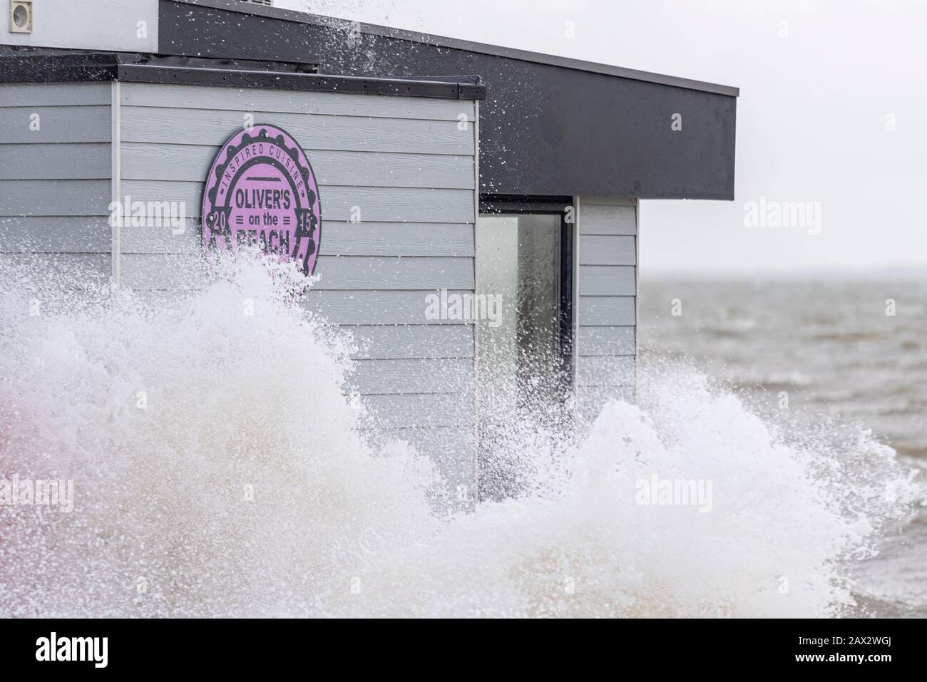 Olivers am Strand Restaurant direkt am Meer, das von abstürmenden Wellen gespeist wird. Flut und Sturm der Sturmflut von Ciara in Southend on Sea, Essex, Großbritannien. Stockfoto