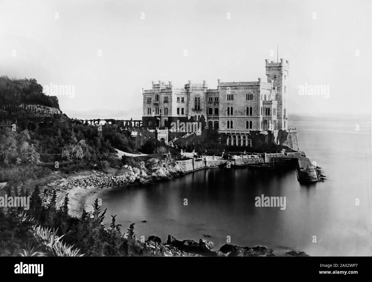 1890 Ca, TRIEST, ITALIEN : Das CASTELLO DI MIRAMARE ( Schloss Miramar ), Herrensitze von Mexiko MAXIMILIAN und CARLOTTA von ABSBURG ( Massimiliano d' Asburgo - Absburgo ). Foto von unberechtigtem Fotografen . - ITALIEN - GEOGRAPHIE - CHARLOTTE - GEOGRAFIA - FOTO STORICHE - GESCHICHTE - HISTORISCHES - CASTELLO - MIRAMAR - STUTE - MEER - ARCHITETTURA - ARCHITEKTUR - VON ASBURG - CASTELLO - SCHLOSS - MEER - MEER - STUTE - OTTOCENTO - XIX JAHRHUNDERT - 800 - - -- - Archivio GBB Stockfoto