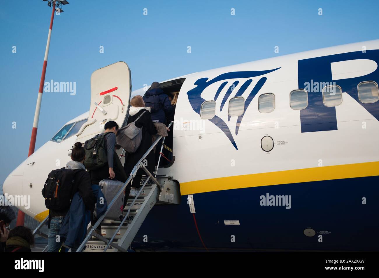 Venedig, Italien - 20. januar 2020: Menschen auf der Flughafentreppe, die im Winter einen kostengünstigen ryanair-flug mit klarem blauen Himmel besteigen Stockfoto