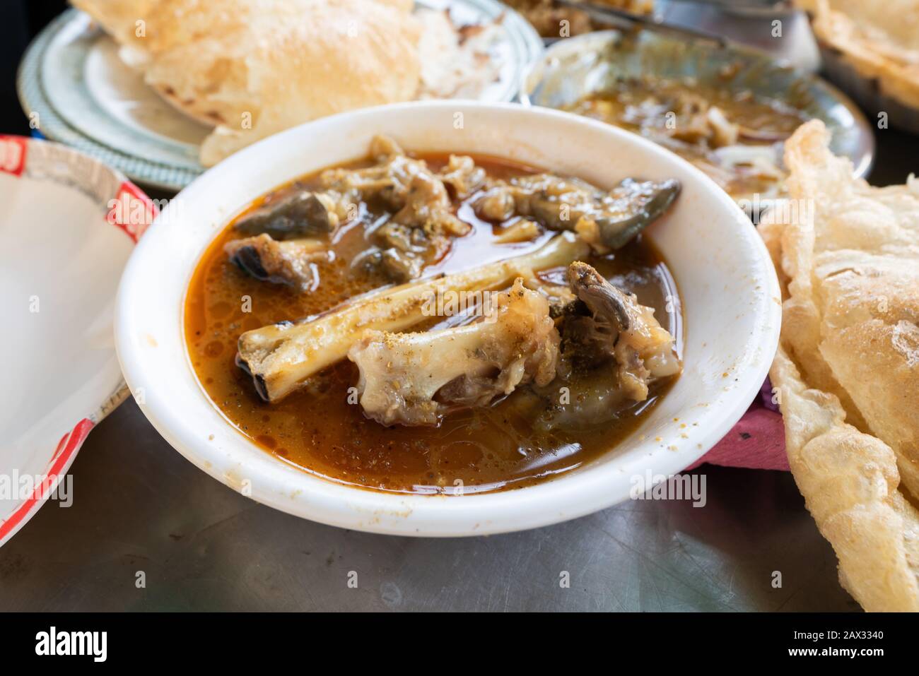 Heiße Schüssel des Straßenfußes paye, ein örtliches Hammelhobon-Curry-Frühstücksgericht, in Lahore, Pakistan Stockfoto