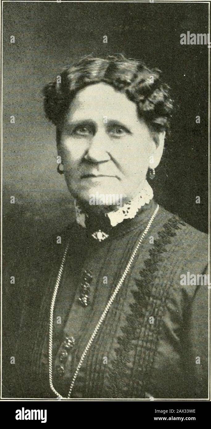 Genealogie der Familie Tennant; ihre Vorfahren und Nachkommen durch viele Generationen . 1. 2. William Watson Gott, zweites Kind und erster Sohn von William und Ann Eliza Sawin Gott, wurde in Spring Prairie, Wise, geboren. Mai 1849. Er heiratete Emma Hicks in Lyon, Wise, am 24. Oktober 1872. Dort wurden ihnen vier Kinder namedMabel, L-ene, Nina Belle und Ellis geboren. 1. Mabel Elizabeth Gott wurde in Lyon geboren. WalworthCo. W^isc. Sie heiratete Rey. Elarland Chester Logan am Elk-Horn, Wise. Aug. 16, 1905. Ihnen wurden vier Kinder namens Eeline, Ruth, Margaret und Gordon geboren. -L Eveline Irene Stockfoto