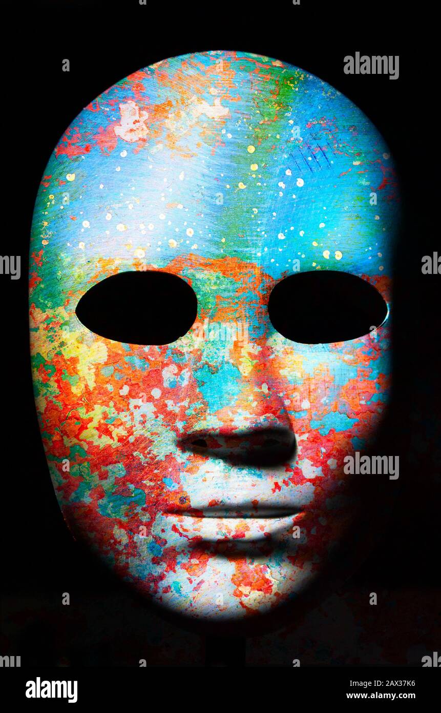 Strukturierte Maske mit Risse im rauhen Holz lackiert, neutralen Ausdruck auf dunklem Hintergrund. Stockfoto
