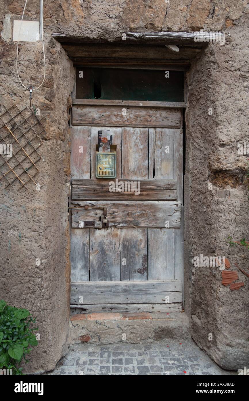 Eine alte Holztür Viterio Italien Stockfoto