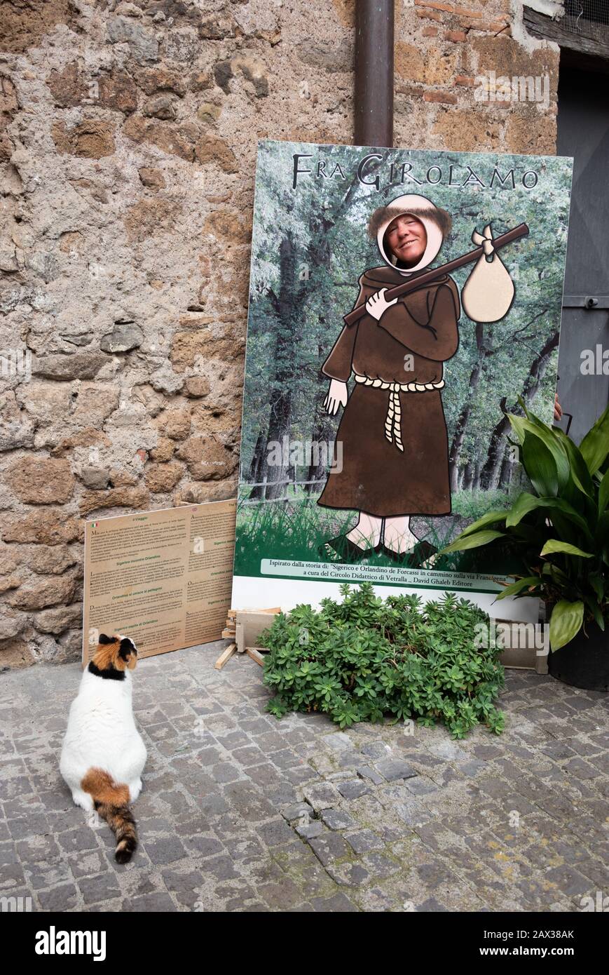 Unbeschwertes Gesicht im Lochbrett mit Kopf und Katze, die auf sie blicken. Vetralla. FRA girolamo Savonarola, Dominikanischer Friar und puritanischer Fanatiker. Stockfoto