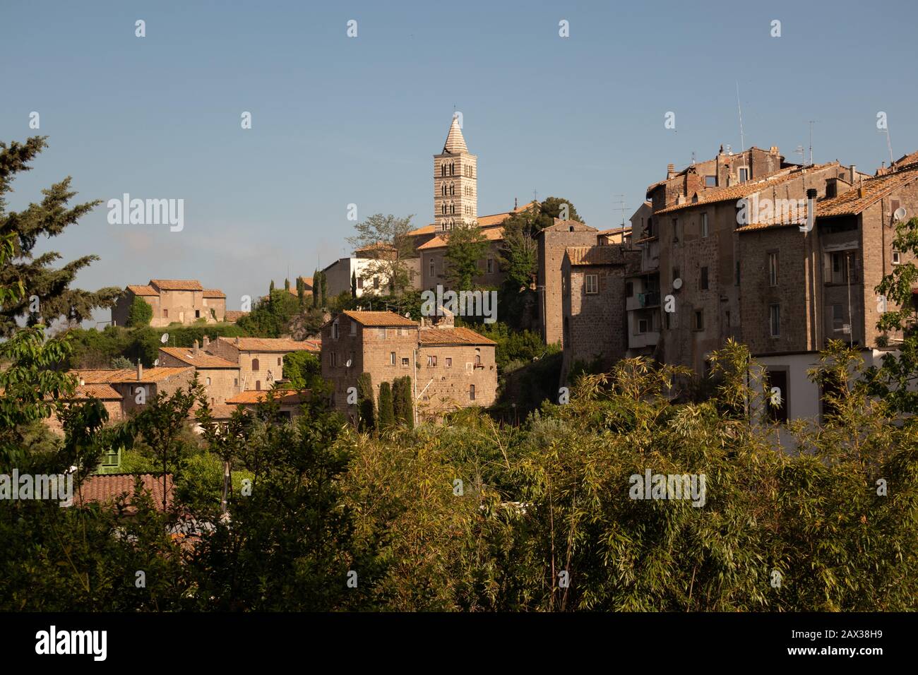 Stadtbild mit dem Kirchturm der Kathedrale aus dem 12. Jahrhundert und mittelalterlichen Gebäuden von Viterbo, Latium, Italien Stockfoto