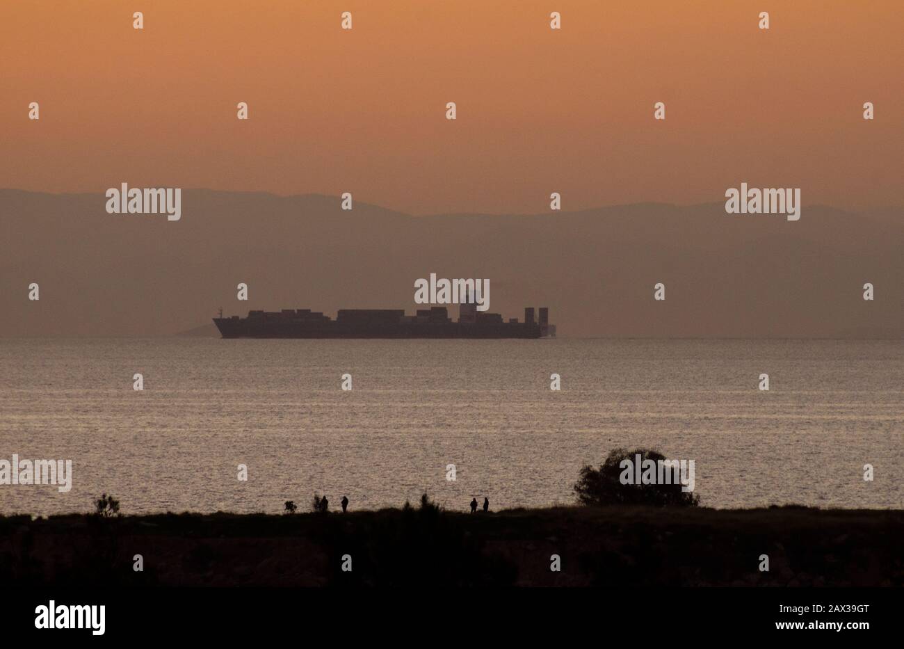 Frachtschiffe fahren vom Hafen von Piräus in Athen Griechenland ab Stockfoto
