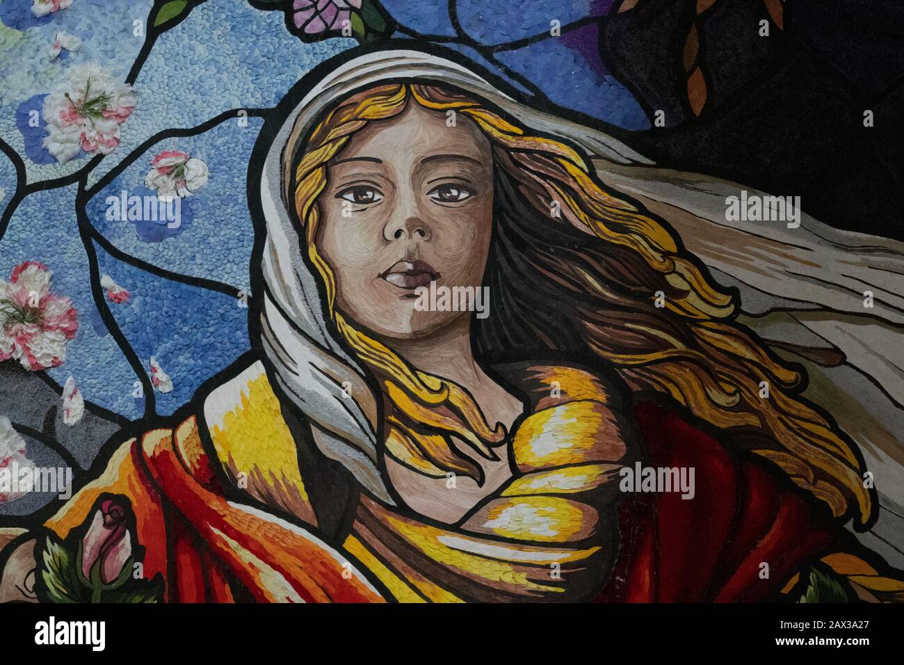 Via Francigena aus Blumenblättern in Buonconvento Teil der Festa dei Pugnaloni, einem Festival der Pugnaloni: Schöne Mosaiken aus Petalen Stockfoto