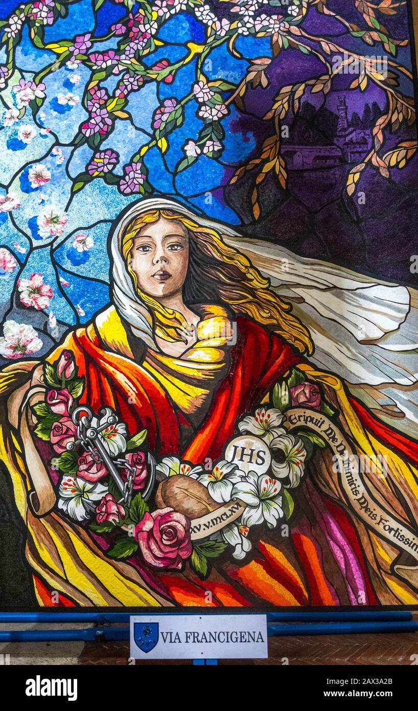 Via Francigena aus Blütenblättern in Buonconvento Teil der Festa dei Pugnaloni, ein Fest der pugnaloni: Schöne Mosaiken aus Blütenblättern Stockfoto