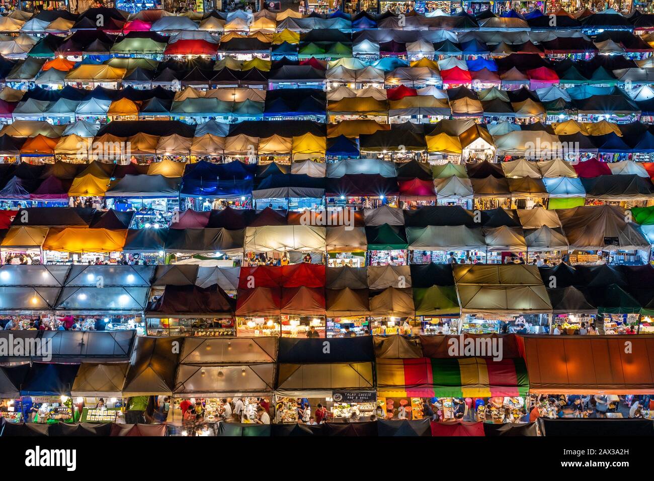Luftaufnahme von bunten Ständen auf Dem Ratchada Train Night Market in Bangkok, Thailand. Stockfoto